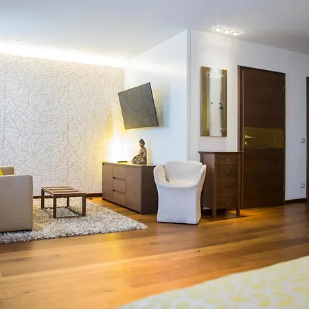 Отель Iris Porsche & Restaurant 4*