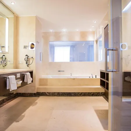 Iris Porsche & Restaurant 4*