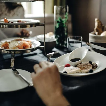 Iris Porsche & Restaurant 4* מונדסי