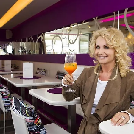 Iris Porsche & Restaurant 4* מונדסי