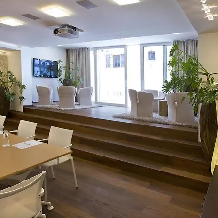 מלון Iris Porsche & Restaurant מונדסי