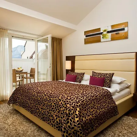 Iris Porsche & Restaurant מלון 4*