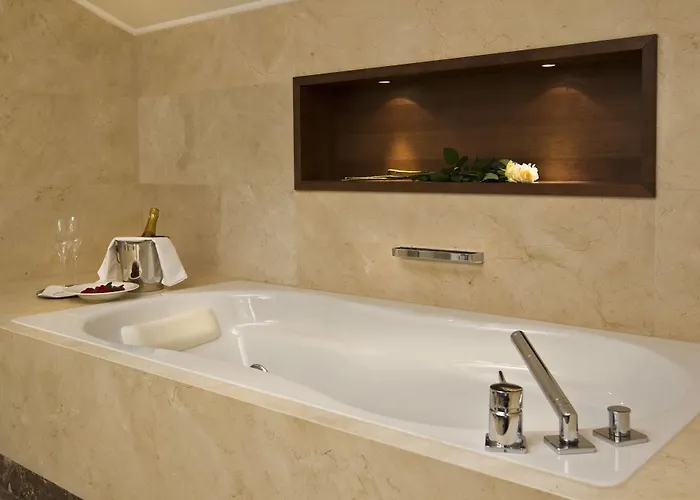 Iris Porsche & Restaurant Отель 4*