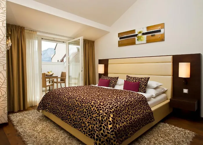 Iris Porsche & Restaurant Hotel 4*