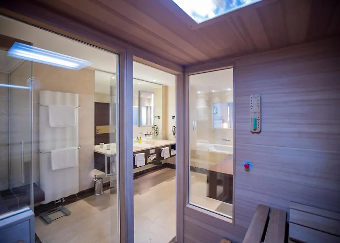 Hotel Iris Porsche & Restaurant 4*